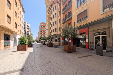 Fantástico local en la calle Tafalla con salida de humos