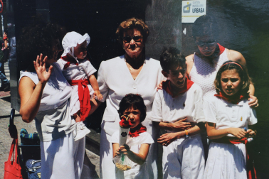 Uxue Pérez Molina, en brazos de su madre, el día de su primer cumpleaños. Junto a ellas, su hermana, tres primos y su abuela Adelaida, a quien recuerda con cariño