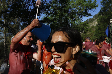 Participantes en la Batalla el Vino de Haro celebrada este domino, 29 de junio /