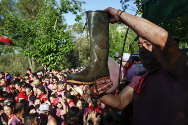 Participantes en la Batalla el Vino de Haro celebrada este domino, 29 de junio /