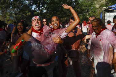 Participantes en la Batalla el Vino de Haro celebrada este domino, 29 de junio /