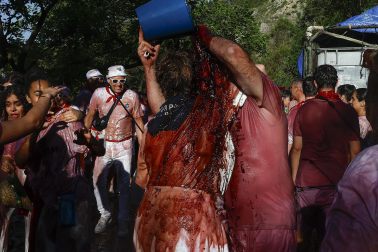 Participantes en la Batalla el Vino de Haro celebrada este domino, 29 de junio /