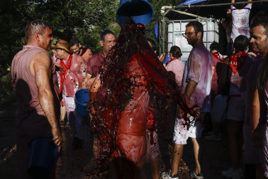 Participantes en la Batalla el Vino de Haro celebrada este domino, 29 de junio /