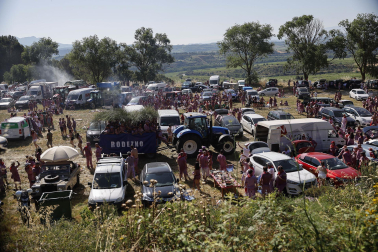 Participantes en la Batalla el Vino de Haro celebrada este domino, 29 de junio /