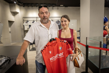 Su padre, Xabi, hizo la primera compra de la nueva camiseta