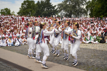 Festival Folclórico en la plaza de los Fueros.