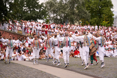 Festival Folclórico en la plaza de los Fueros.