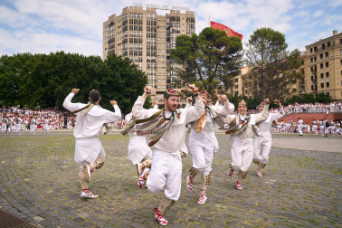 Festival Folclórico en la plaza de los Fueros.