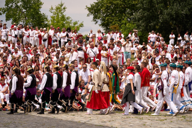 Festival Folclórico en la plaza de los Fueros.