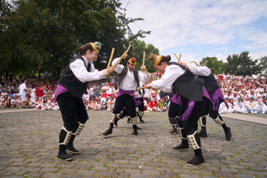 Festival Folclórico en la plaza de los Fueros.