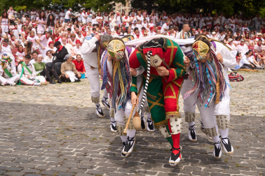 Festival Folclórico en la plaza de los Fueros.