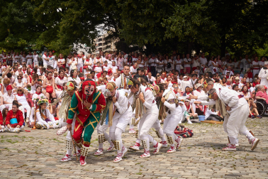 Festival Folclórico en la plaza de los Fueros.