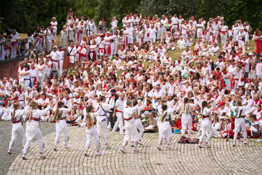 Festival Folclórico en la plaza de los Fueros.