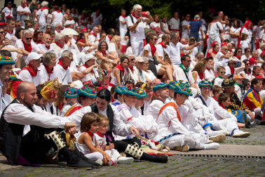 Festival Folclórico en la plaza de los Fueros.