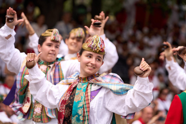 Festival Folclórico en la plaza de los Fueros.