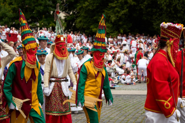 Festival Folclórico en la plaza de los Fueros.