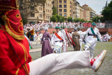 Festival Folclórico en la plaza de los Fueros.