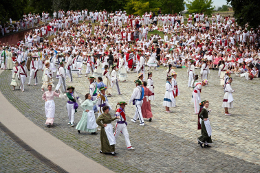 Festival Folclórico en la plaza de los Fueros.