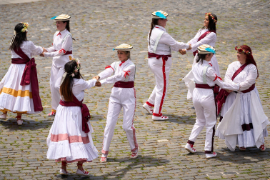 Festival Folclórico en la plaza de los Fueros.
