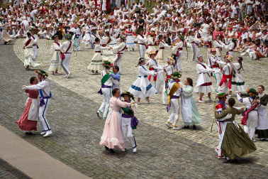 Festival Folclórico en la plaza de los Fueros.
