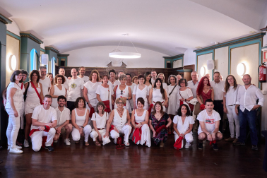 Los miembros de la Asociación de Servicios Gurekin, ayer en el consistorio lesakarra