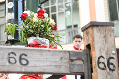 Ramo colocado en el vallado en recuerdo de José Aldaba