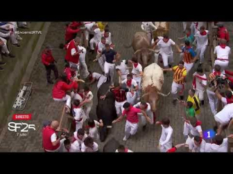 Susto en la entrada al callejón: un mozo es embestido y arrastrado varios metros por un toro