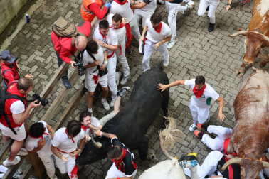 La entrada al callejón de la plaza se ha producido el momento más peligroso del encierro