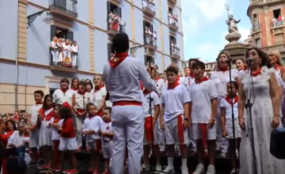 Vídeo: Jota a San Fermín por la coral de Santiago en la plaza del Consejo