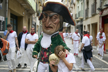 Fotos de la salida de la Comparsa de Gigantes y Cabezudos este 7 de julio