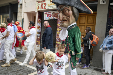 Fotos de la salida de la Comparsa de Gigantes y Cabezudos este 7 de julio