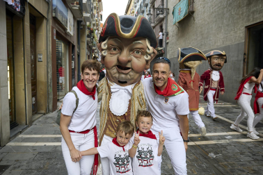 Fotos de la salida de la Comparsa de Gigantes y Cabezudos este 7 de julio