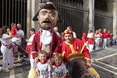 Fotos de la salida de la Comparsa de Gigantes y Cabezudos este 7 de julio