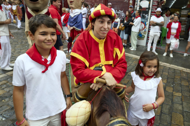 Fotos de la salida de la Comparsa de Gigantes y Cabezudos este 7 de julio
