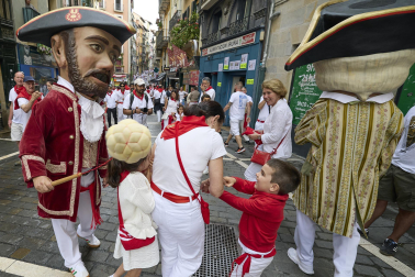 Fotos de la salida de la Comparsa de Gigantes y Cabezudos este 7 de julio