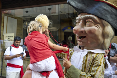 Fotos de la salida de la Comparsa de Gigantes y Cabezudos este 7 de julio
