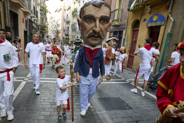 Fotos de la salida de la Comparsa de Gigantes y Cabezudos este 7 de julio