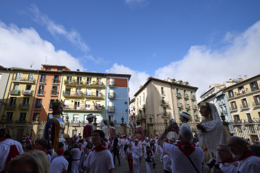Fotos de la salida de la Comparsa de Gigantes y Cabezudos este 7 de julio