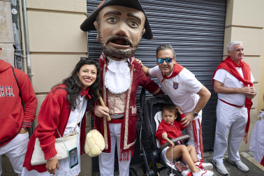 Fotos de la salida de la Comparsa de Gigantes y Cabezudos este 7 de julio
