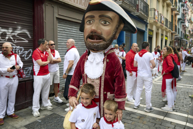 Fotos de la salida de la Comparsa de Gigantes y Cabezudos este 7 de julio