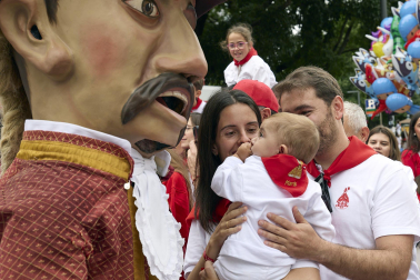 Fotos de la salida de la Comparsa de Gigantes y Cabezudos este 7 de julio