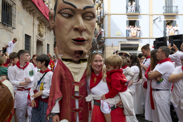 Fotos de la salida de la Comparsa de Gigantes y Cabezudos este 7 de julio