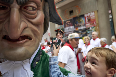 Fotos de la salida de la Comparsa de Gigantes y Cabezudos este 7 de julio
