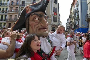 Fotos de la salida de la Comparsa de Gigantes y Cabezudos este 7 de julio
