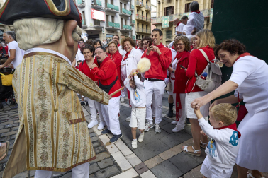 Fotos de la salida de la Comparsa de Gigantes y Cabezudos este 7 de julio