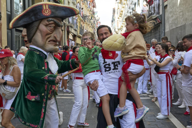 Fotos de la salida de la Comparsa de Gigantes y Cabezudos este 7 de julio