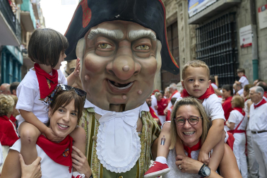 Fotos de la salida de la Comparsa de Gigantes y Cabezudos este 7 de julio
