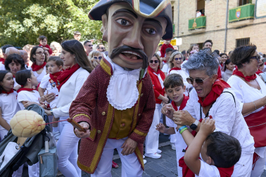 Fotos de la salida de la Comparsa de Gigantes y Cabezudos este 7 de julio