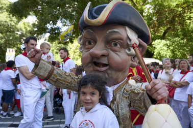 Fotos de la salida de la Comparsa de Gigantes y Cabezudos este 7 de julio