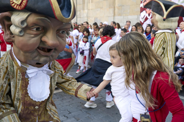 Fotos de la salida de la Comparsa de Gigantes y Cabezudos este 7 de julio
